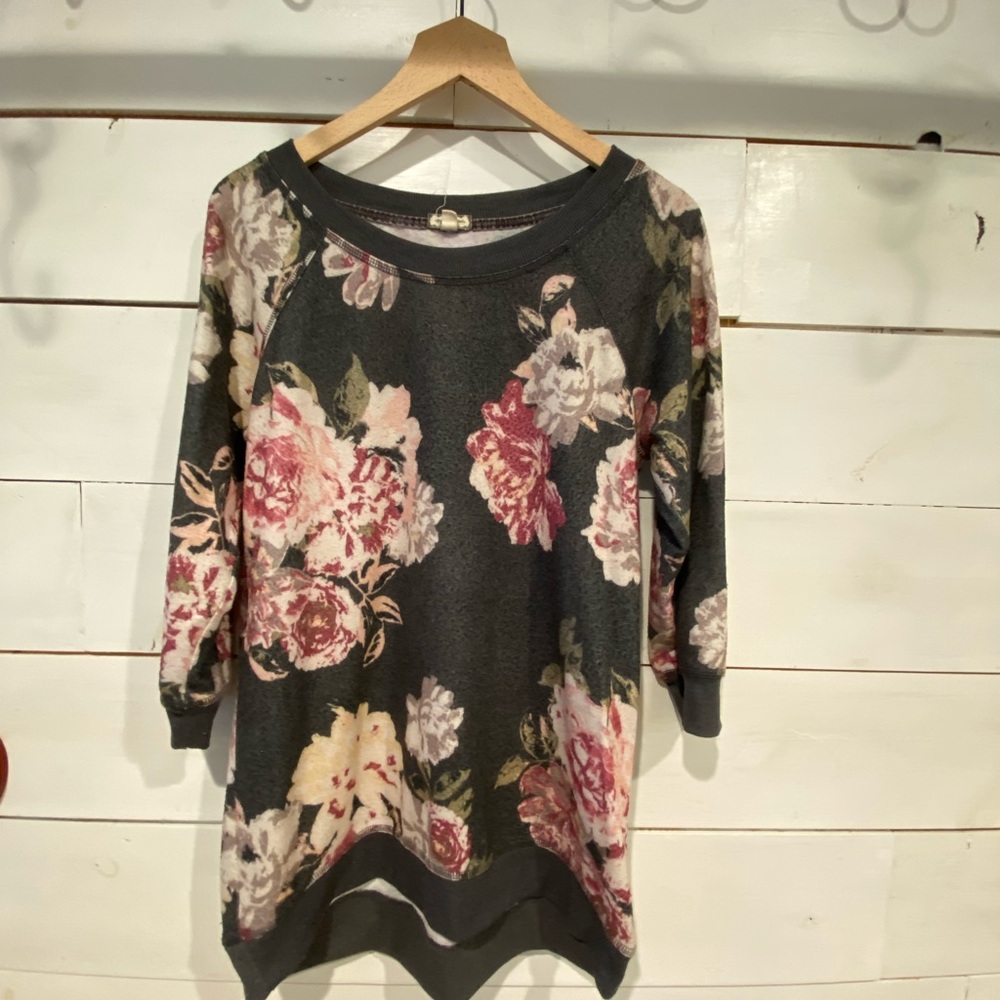 Eyeshadow floral top